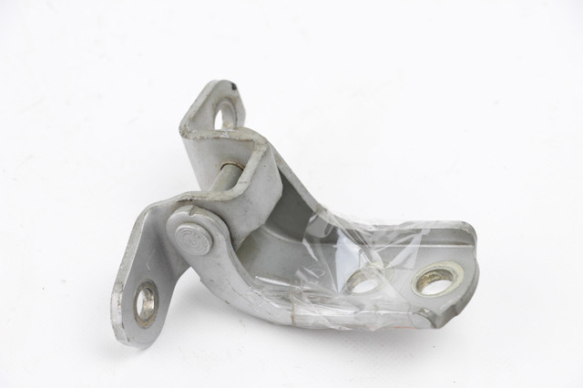 Петля водійських дверей 687200D091 TOYOTA