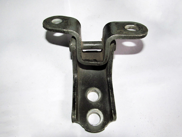 Петля водійських дверей 68720AA020 TOYOTA
