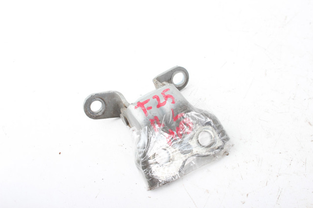 Петля передніх дверей лівих 687400D010 TOYOTA