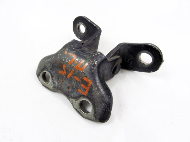 Шарнір передніх лівих дверей 6874012120 TOYOTA