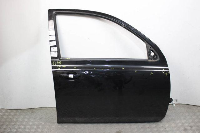 Пасажирські передні двері 80100AX130 NISSAN