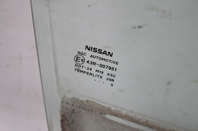 Скло передньої правої двері 803001KK0A NISSAN