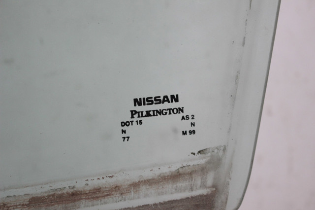 Скло водійських дверей 803013NF0A NISSAN