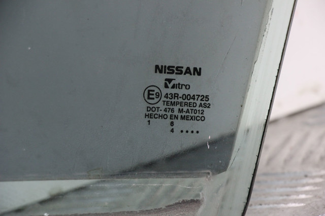 Вікно (передніх дверей) двері 803013SG0A NISSAN