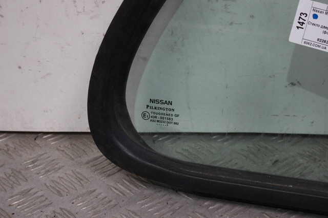 Кватирка двері трикутник, задня, права 82262AX100 NISSAN