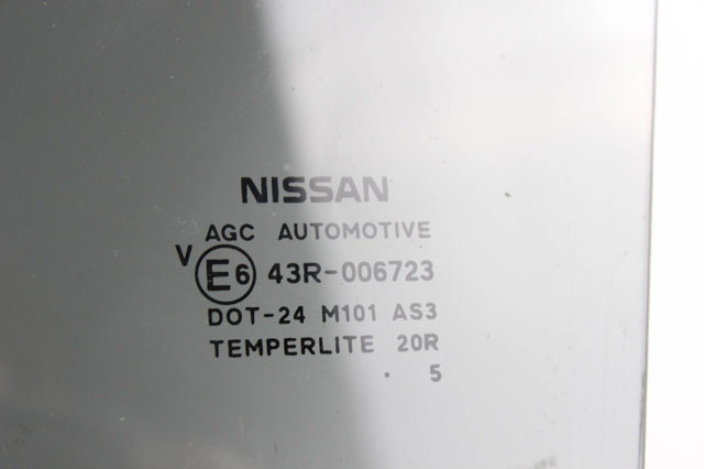 Скло заднє ліве 823011KK0A NISSAN