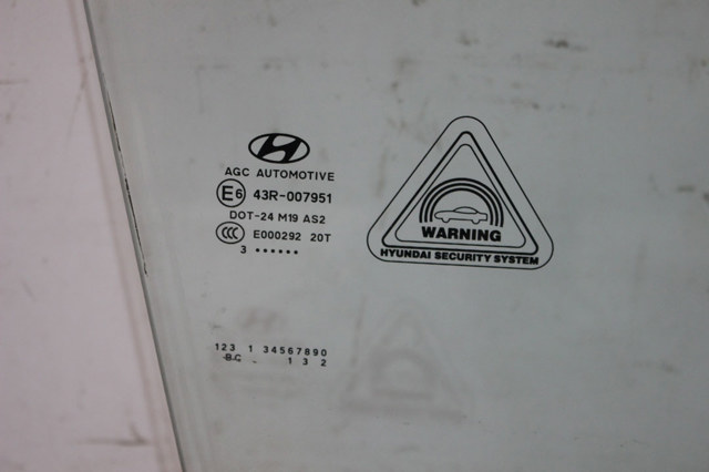 Скло передніх дверей, правих 824212Y000A HYUNDAI