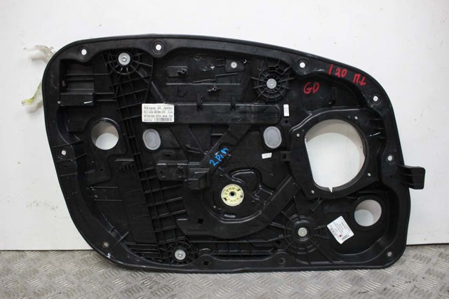 Скло передніх дверей, правих 82471A6000 HYUNDAI