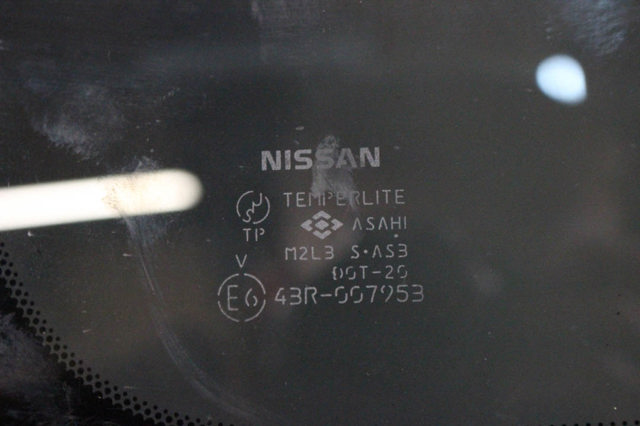 Скло кузова/багажного відсіку, ліве 83301JG100 NISSAN
