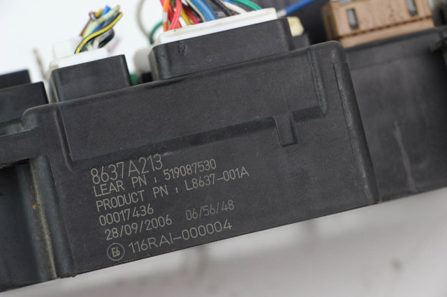 Корпус запобіжників 8637A213 MITSUBISHI