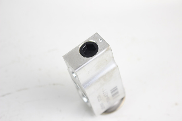 Клапан TRV, кондиціонера 8851530800 TOYOTA