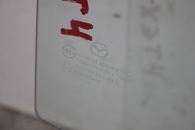 Скло задньої двері правої BBN572511A MAZDA