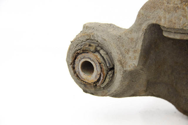 Кулак поворотний правий GHP92611XB MAZDA