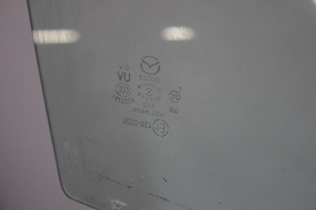 Скло передньої правої двері GHP958510A MAZDA