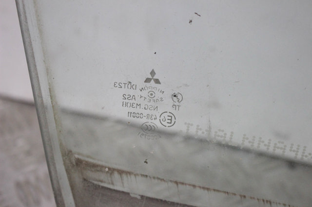 Скло передньої правої двері MN167532 MITSUBISHI