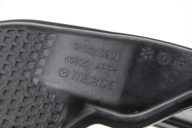 Повітроприймач SH0513200A MAZDA