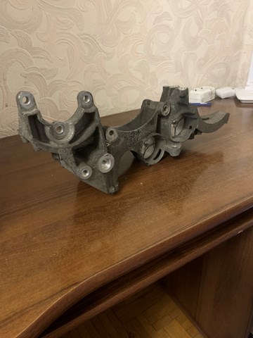 Кронштейн генератора (натяжний) 07K903143E VAG