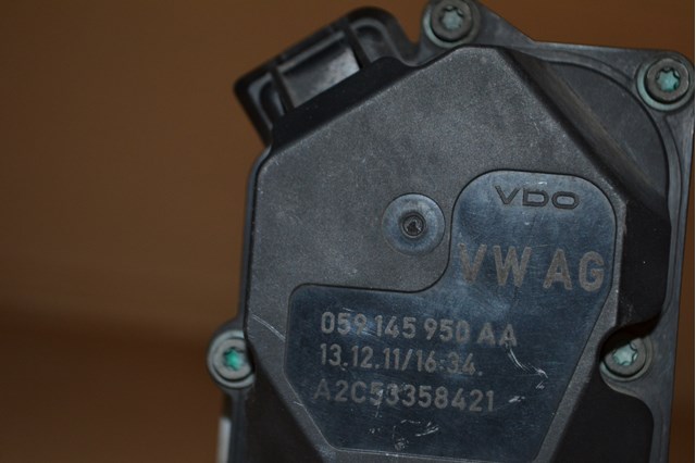 Дросільна заслінка в зборі 059145950AA VAG