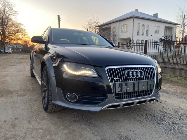 Накладка правого бокового дзеркала 8T0857528DGRU VAG