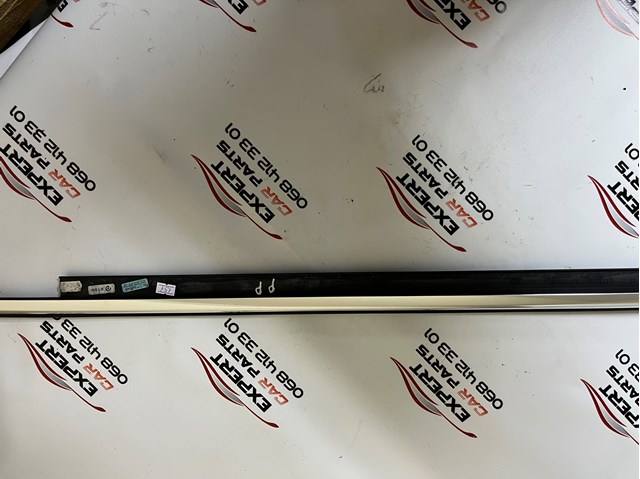 Молдинг опускного скла дверей передньої, правої 4G0853284 VAG