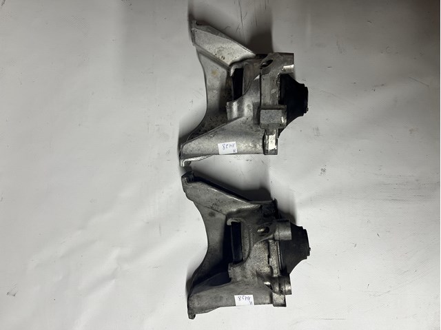 Подушка (опора) двигуна, права нижня 50820SWYE01 HONDA
