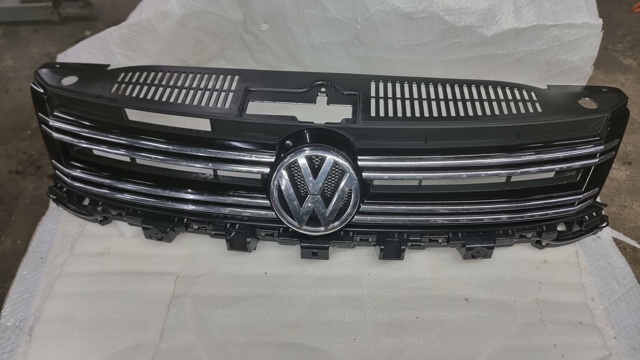Решітка радіатора 5N0853653F VAG
