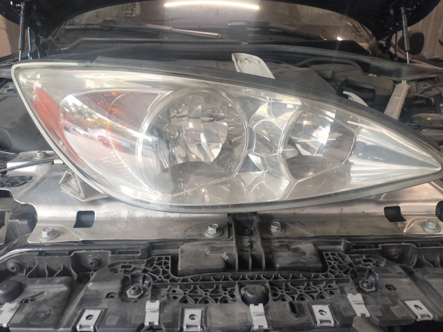 Фара передня права 81110AA030 TOYOTA