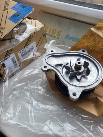 Водяний насос Тойота Рав 4 IV