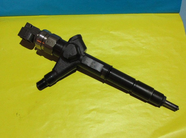 Форсунка інжектора 16600AW402 NISSAN