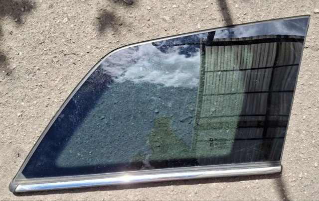Скло багажного відсіку, праве 24464071 OPEL