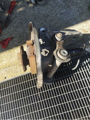 Кулак поворотний правий 6770984 BMW