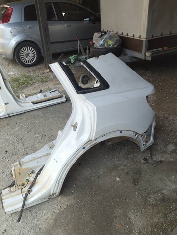 Крило заднє ліве 83A809837 VAG