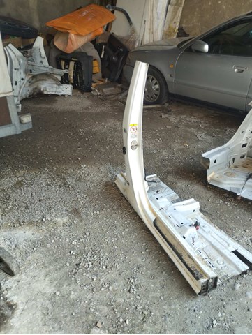 Отвір передніх правих дверей 83A809840 VAG
