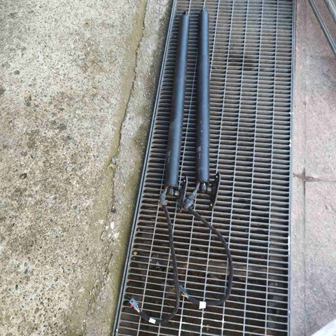 Амортизатор двері п'ятої Audi Q3