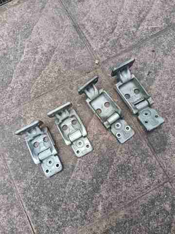 Петля задніх (навстіж) дверей, права нижня A9067400737 MERCEDES