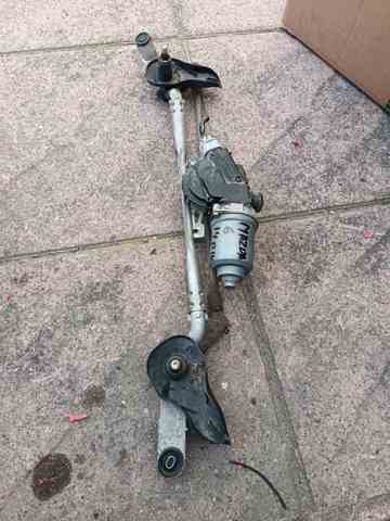 Мотор склоочисника передній GHP967340 MAZDA