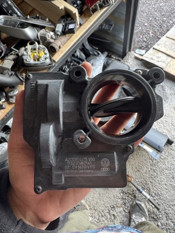 Дросільна заслінка в зборі 03C128063B VAG