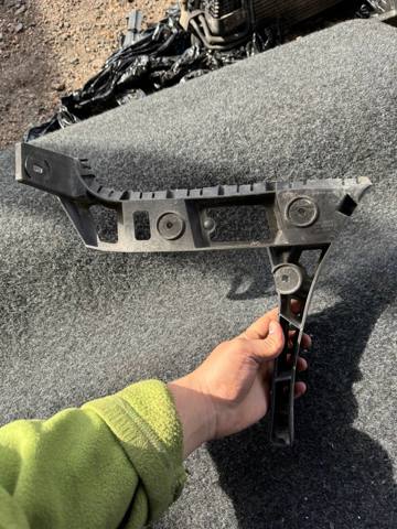 Лівий кронштейн кріплення бампера заднього 1T0807393D VAG