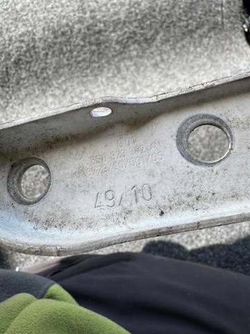 Шарнір капота правий 6R0823302A VAG