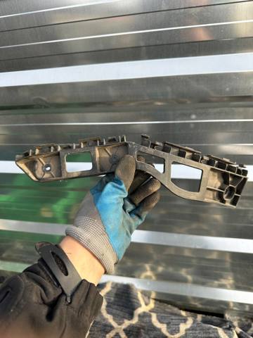 Кріплення бамера ліве 6R6807393A VAG