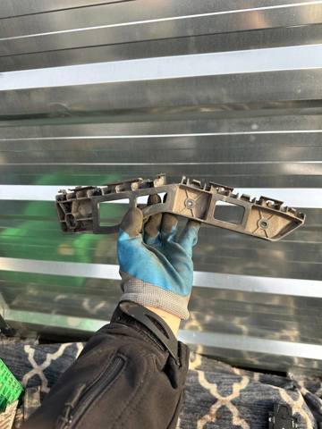 Кронштейн бампера заднього, правий 6R6807394A VAG