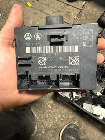 Блок комфорту задніх дверей 7N0959795 VAG