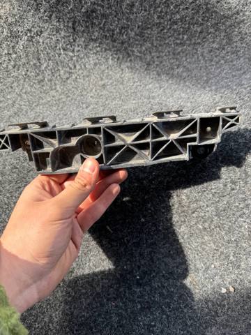 Праве кріплення переднього бампера 865142Y000 HYUNDAI