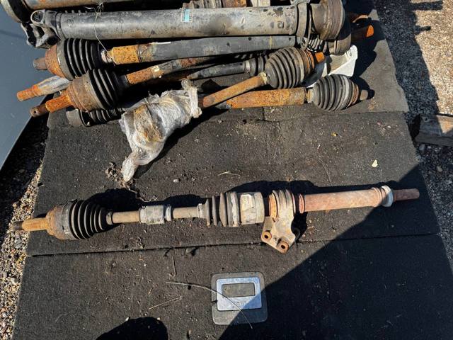 Піввісь передня, права FG0525500D MAZDA
