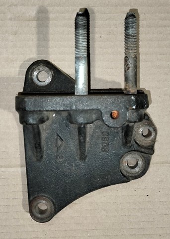 Кронштейн подушки (опори) двигуна, правої 1091A131 MITSUBISHI