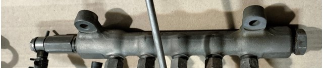 Рампа форсунок системи упорскування палива 238200W010 TOYOTA