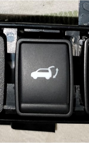 Кнопка салону приводу замка 3/5 дверей (ляди) / кришки багажника 252614CL0A NISSAN