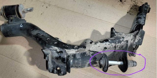 Болт кріплення заднього розвальний важеля, зовнішній 52387SFE000 HONDA