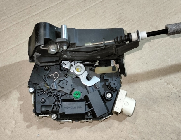 Замок задньої двері, лівої LR013381 LAND ROVER