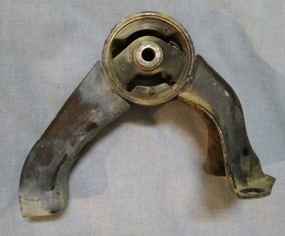 Задня подушка двигуна MN101572 MITSUBISHI